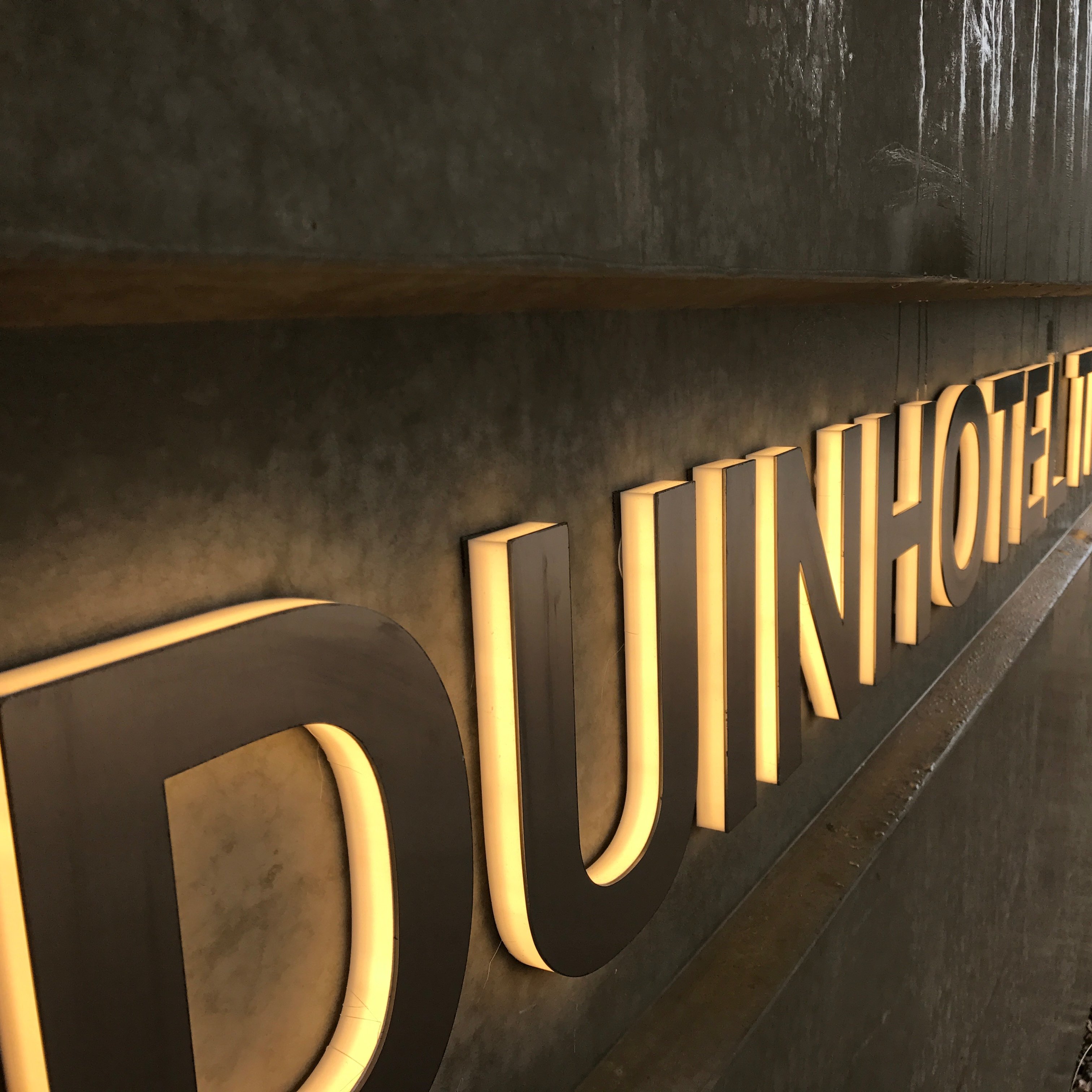 Duinhotel verlichte letter met RVS