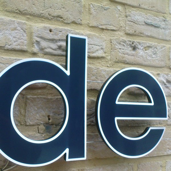 Rand verlichte led letter met Easy Sign Connect