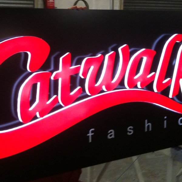 Catwalk lichtreclame verlichte letters
