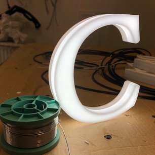 Dunne verlichte LED letter, C